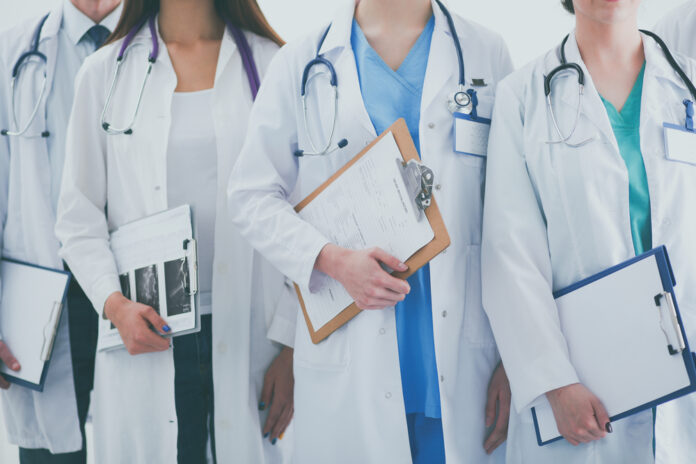 Gobierno condiciona aumento salarial a los médicos