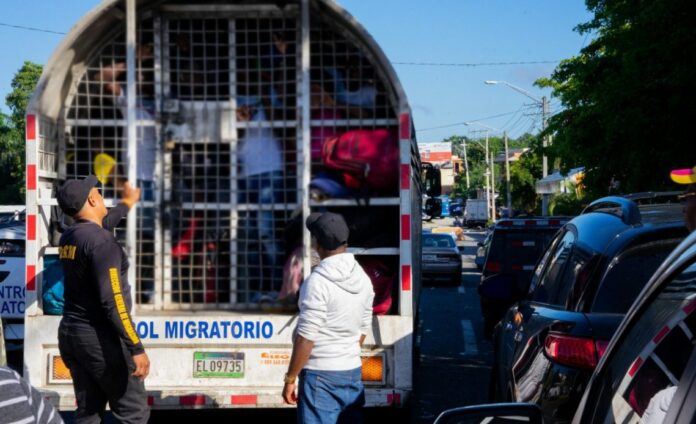 Haitianos hieren de bala a un agente de Migración