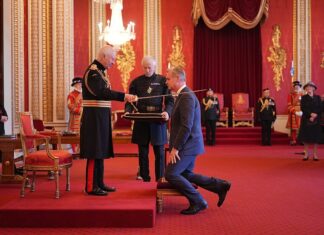 Rey Carlos III otorga títulos nobiliarios al director de cine Christopher Nolan y a su esposa