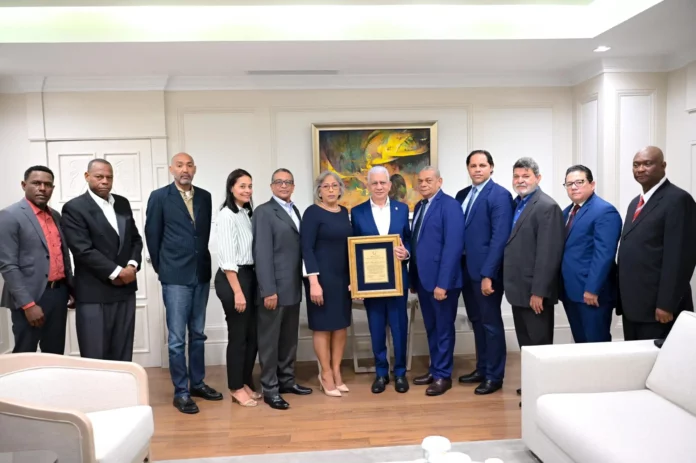 Presidente del Senado recibe reconocimiento al mérito