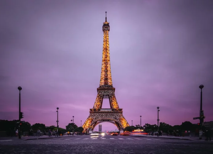 Más de mil personas son evacuadas de la Torre Eiffel al activarse la alarma de incendio