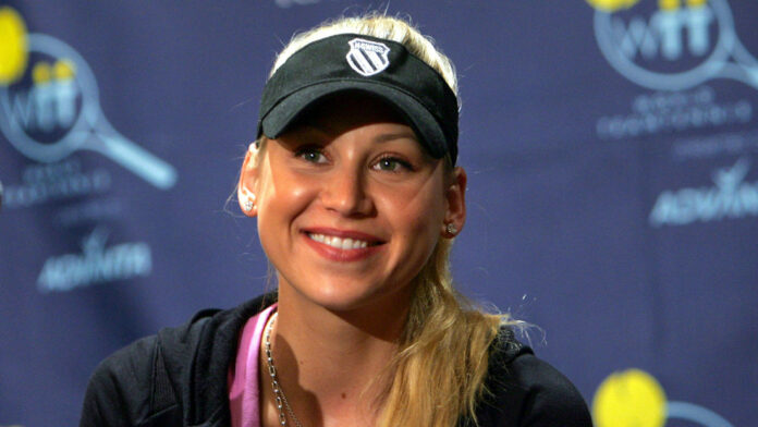 Anna Kournikova, de 43, que reaparece en público en silla de ruedas