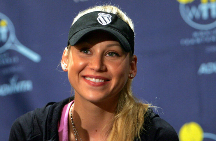 Anna Kournikova reaparece en público en silla de ruedas