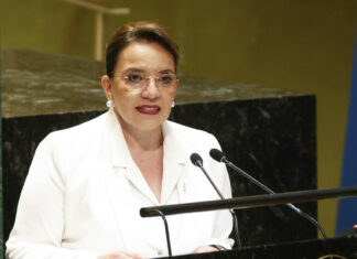 Presidenta de Honduras amenaza con retirar base militar de EE.UU.