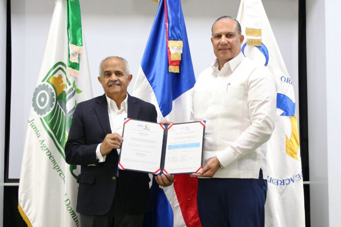Presidente ejecutivo de la JAD, Osmar C. Benítez y el diretor ejecutivo del ODAC, Ángel David Taveras Difo