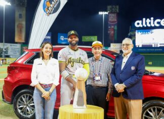 Aderlin Rodríguez recibe galardón y su jeepeta SWM 2024