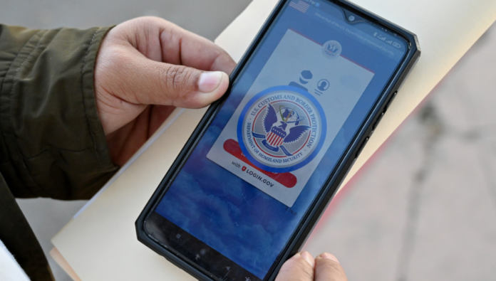Trump cancela la app CBP One que permitía a migrantes solicitar asilo