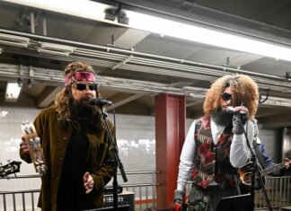 Bad Bunny y Jimmy Fallon se convierten en cantantes callejeros en el metro de Nueva York