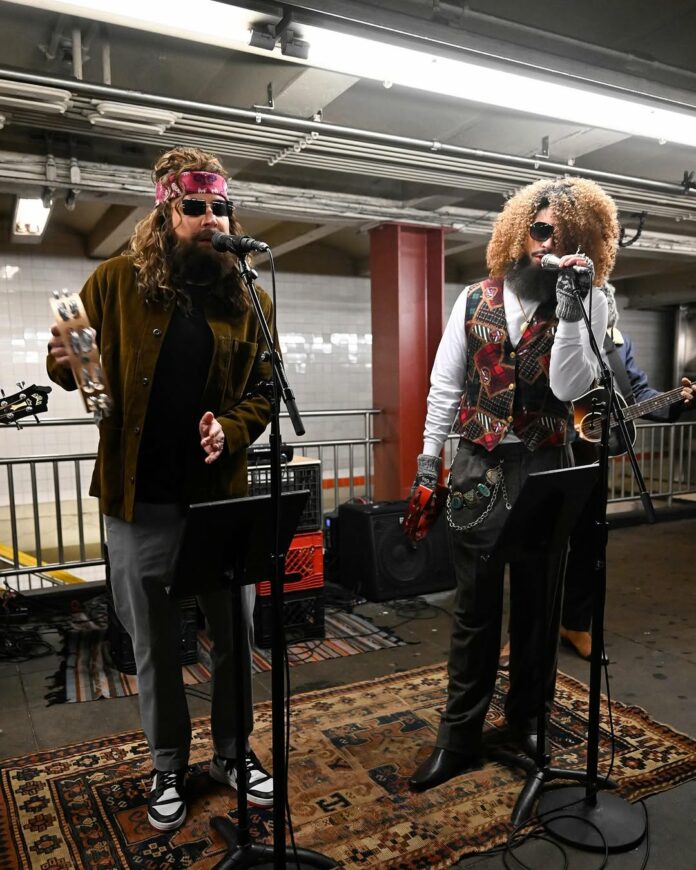 Bad Bunny y Jimmy Fallon se convierten en cantantes callejeros en el metro de Nueva York
