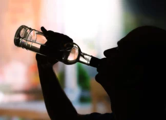 Las bebidas alcohólicas podrían tener advertencias sobre riesgo de cáncer como los cigarrillos