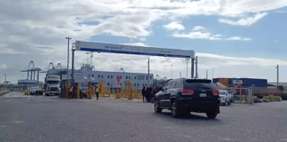 Choferes mantienen paro de labores en puerto de Caucedo