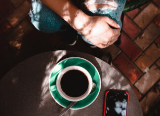 Determinan el mejor momento del día para beber café y proteger la salud