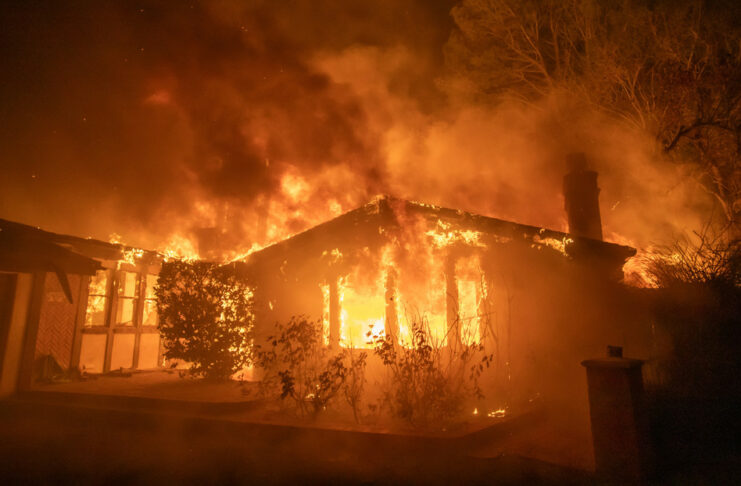 Devastador incendio sacude Los Ángeles