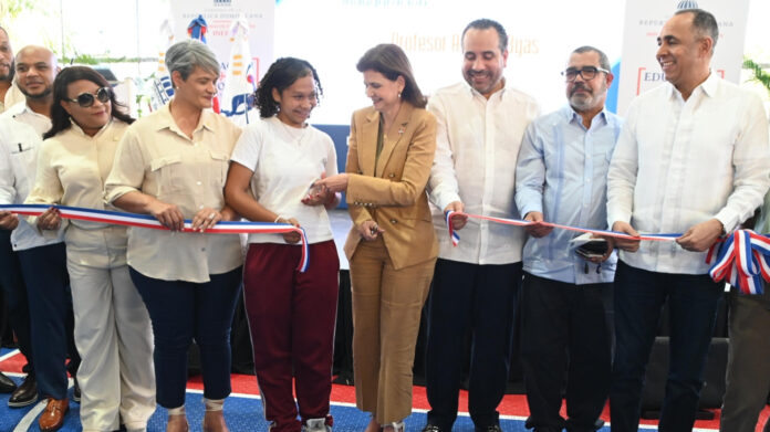 Raquel Peña y director de Inefi entregan moderno polideportivo en SPM