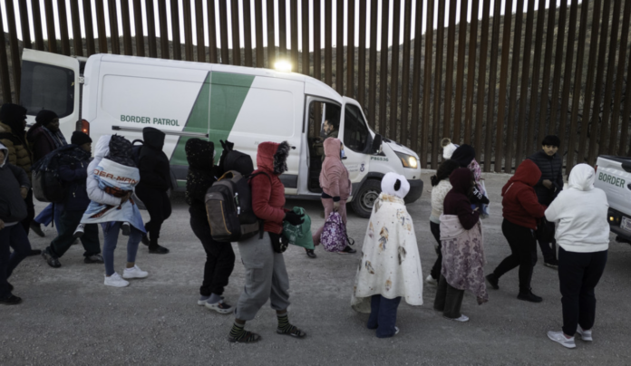 Trump permite la deportación de inmigrantes ilegales sin juicio