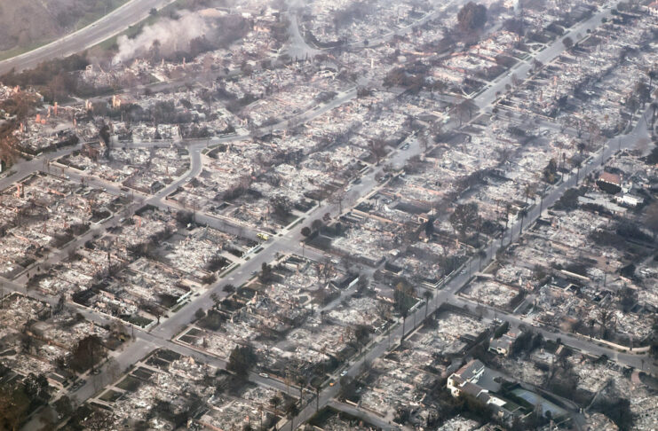 Comparan los incendios de Los Ángeles con el impacto de «una bomba atómica»