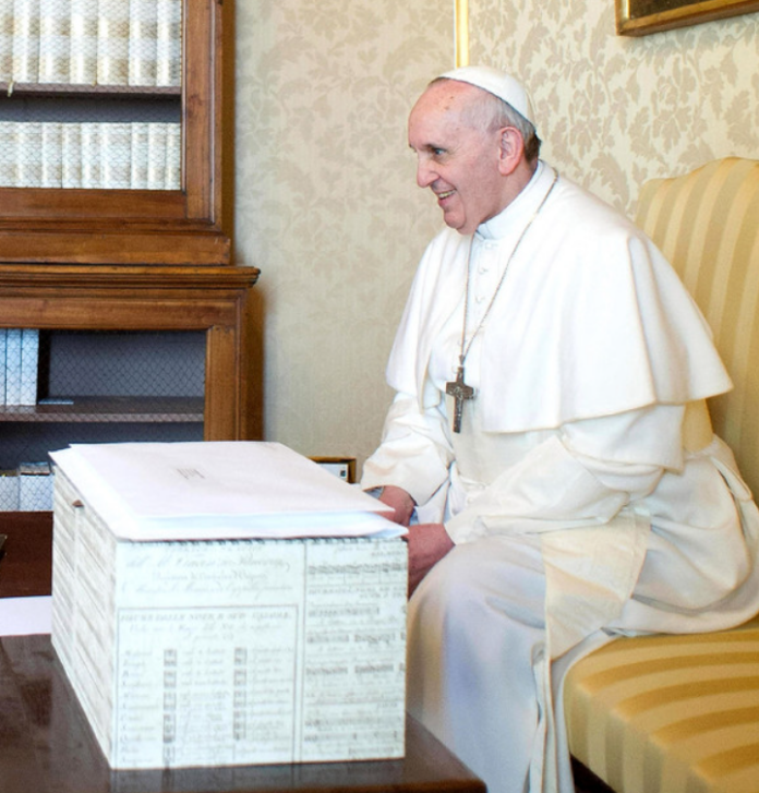 El papa confirma tener archivos sobre "abusos, corrupción y negocios oscuros" en el Vaticano