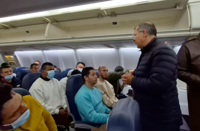 Petro recibe a colombianos deportados de EE.UU.
