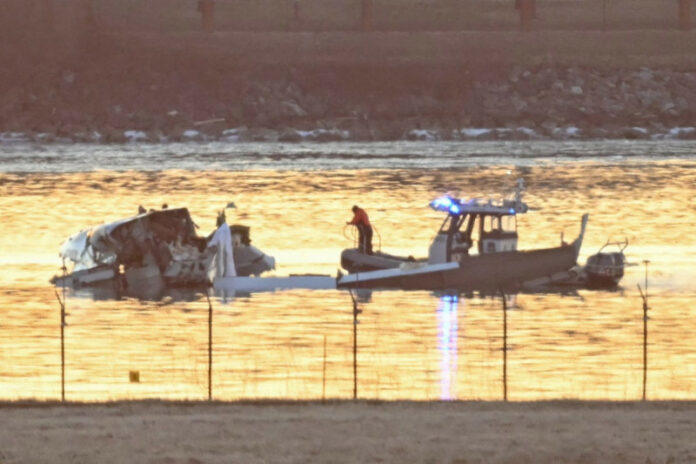 Recuperan 18 cuerpos en el río Potomac tras accidente aéreo en Washington