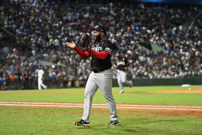 Leones blanquean a Tigres y toman el liderato de la serie final