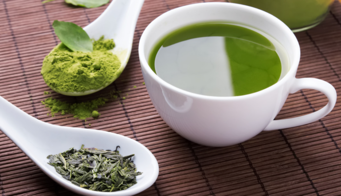Descubren qué impacto tiene el té verde en el cerebro de adultos mayores