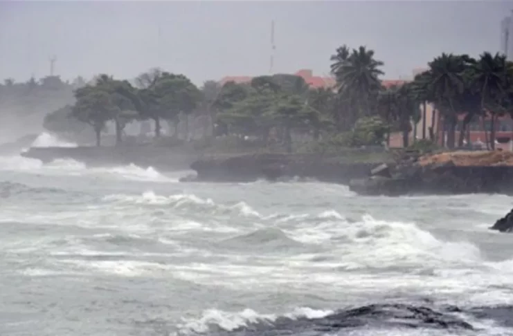 COE e Indomet mantiene advertencia por oleaje peligroso en las costas del Caribe y el Atlántico