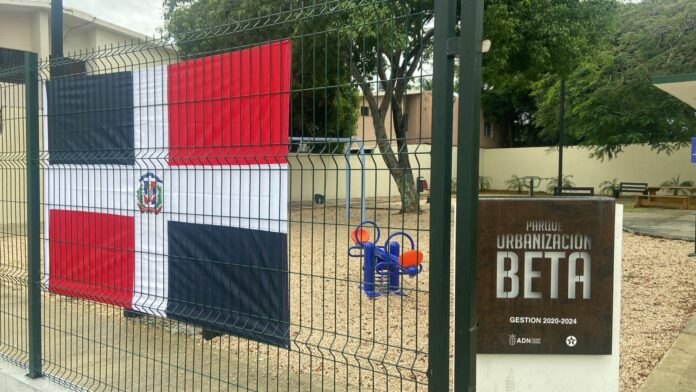 Alcaldía DN coloca bandera nacional en parques y plazas en conmemoración del Mes de la Patria