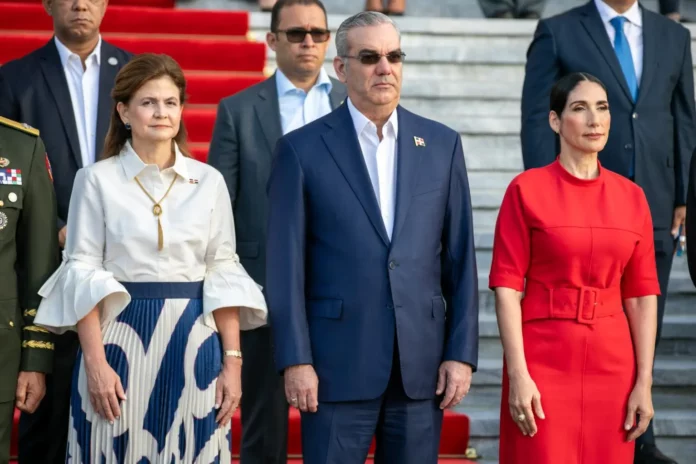 Abinader encabeza acto de homenaje a la Bandera Nacional