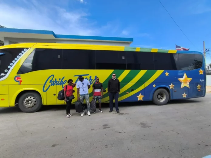 Detienen chofer de Caribe Tours por tráfico de indocumentados en Dajabón