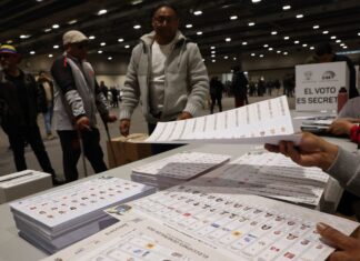Segunda vuelta en Ecuador mientras continúa conteo de votos