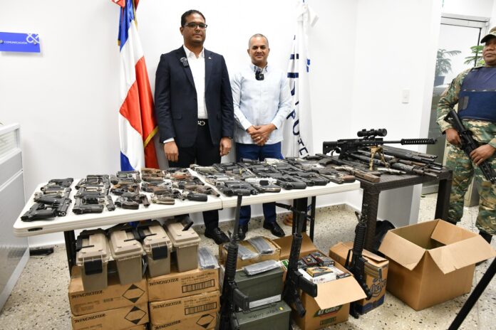 Fiscalía de SDO entrega a Interior y Policía 94 armas de fuego usadas para actividades delictivas