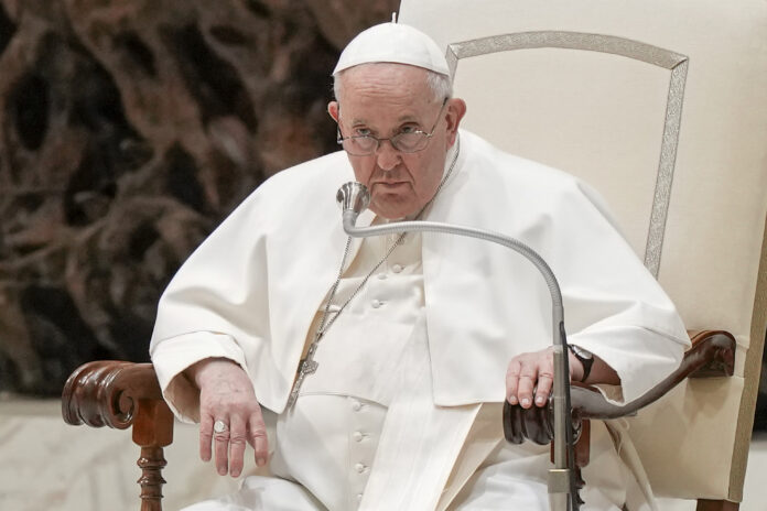 El papa Francisco "no está fuera de peligro" y permanecerá hospitalizado