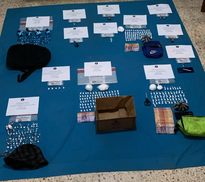 Incautan drogas y detienen a varias personas en San Cristóbal