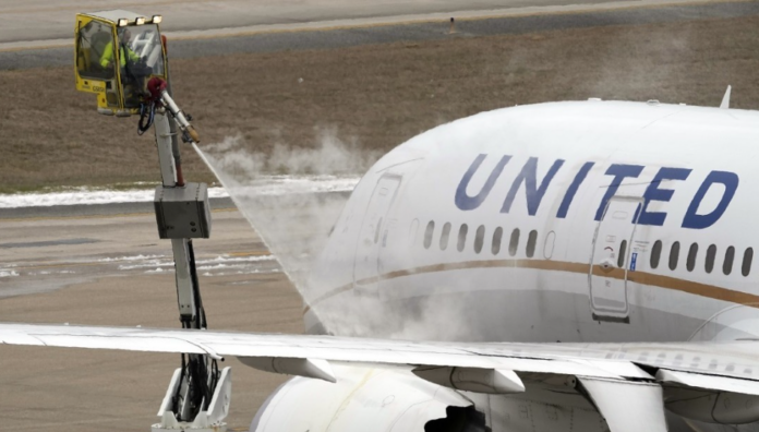 Evacúan un avión de United Airlines al incendiarse su motor