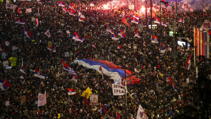 Vucic compara las protestas antigubernamentales en Ucrania