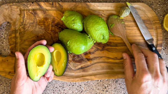 ¿Qué le pasa a tu organismo si comes un aguacate al día?