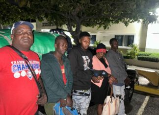 Arrestan dos dominicanos por presunto tráfico de haitianos indocumentados