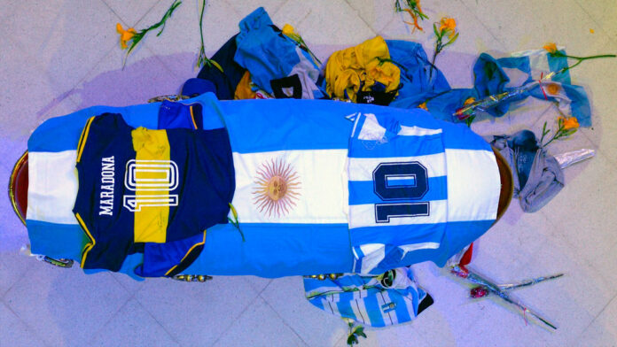 ¿Qué hay detrás del juicio por la muerte de Maradona?