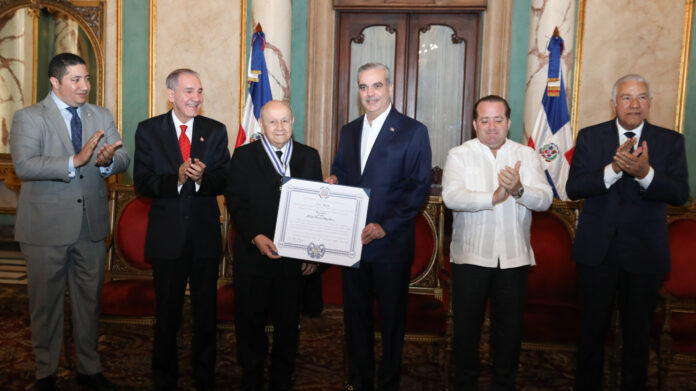 Abinader condecora a Salvador Francisco “Franklyn” Holguín Haché
