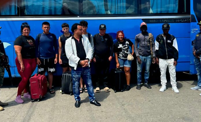 Detienen a cinco cubanos y tres haitianos en estatus migratorio irregular