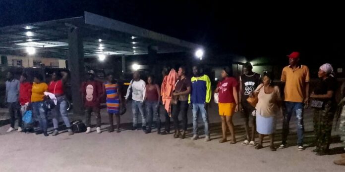 Detienen a 16 indocumentados en una casucha deshabitada en Elías Piña