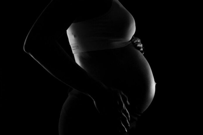 Asesinan a una embarazada, abren su abdomen y se quedan con el bebé