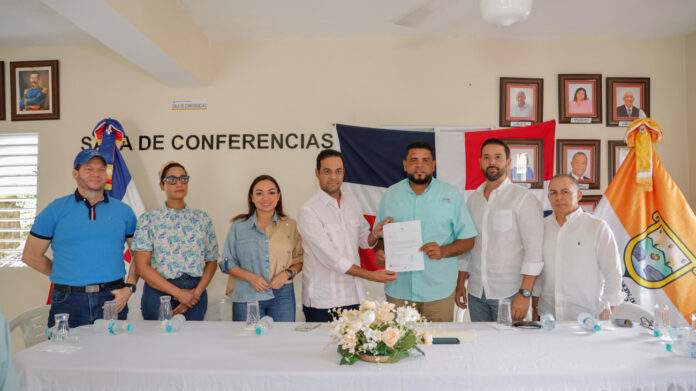Gobierno entrega fondos para obras y compra de equipos en Gaspar Hernández