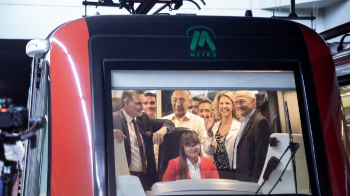 Ministro francés Laurent Saint-Martin recorre el Metro