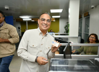 Gilberto Santa Rosa recibe cédula dominicana