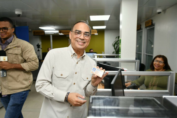 Gilberto Santa Rosa recibe cédula dominicana