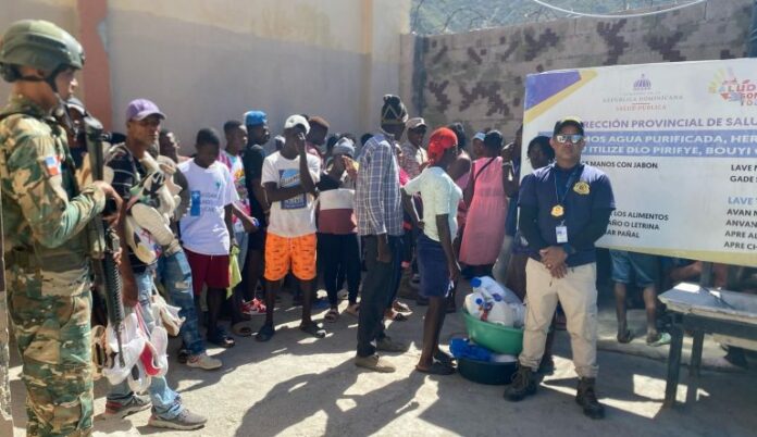 Repatrían 322 haitianos indocumentados detenidos en operativos