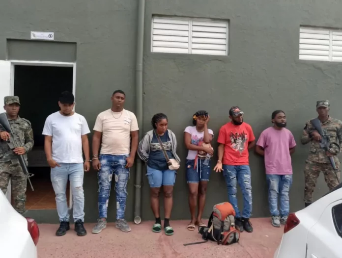 Arrestan dos hombres que ocultaban indocumentados en autobús