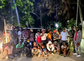 Abandonan jeepeta con 22 inmigrantes indocumentados en Montecristi