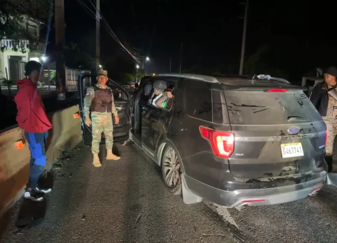 Interceptan dos jeepetas con 31 indocumentados en San Juan